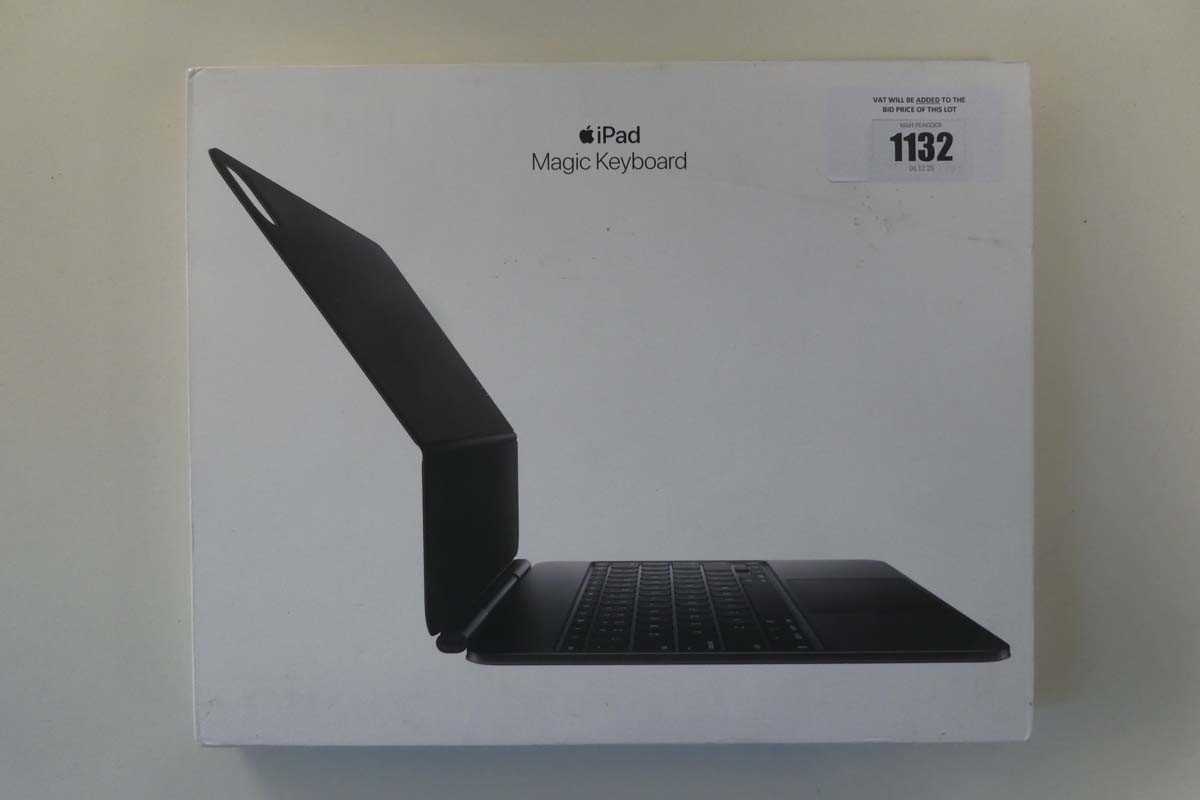 Lot Apple iPad Magic Keyboard, Black - British,...
