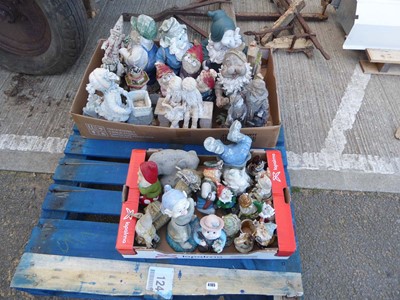 Lot 4165 - Pallet of garden ornaments