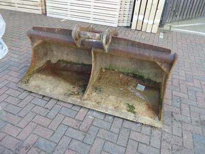 Lot 4196 - Large double scoop excavator bucket
