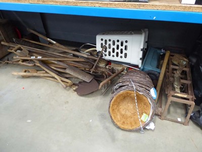 Lot 4141 - Large underbay to include spades, rakes,...