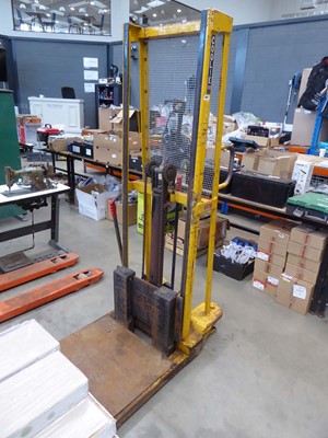 Lot 4337 - Coolie manual operated high rise pallet lifter