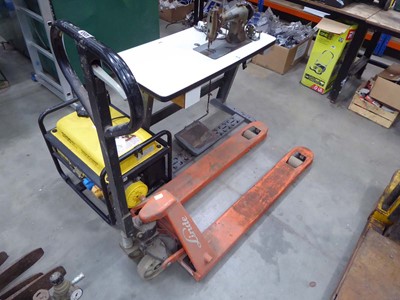Lot 4353 - Linde orange rated 2000kg pallet truck