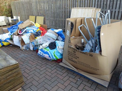 Lot 4194 - 4 pallets of loose swimming pools