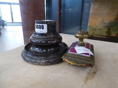 Lot 5006 - Turned marble ink well plus a blotting pad