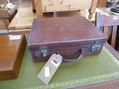 Lot 5087 - Vintage leather case