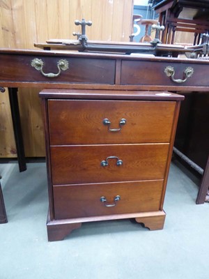 Lot 5230 - Reproduction oak small chest of three drawers