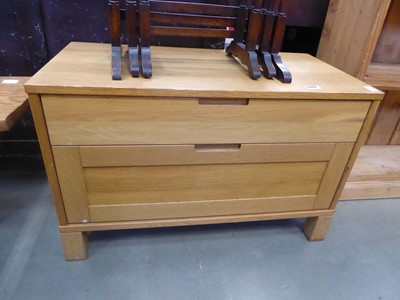 Lot 5242 - Modern oak chest of two drawers