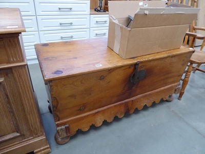 Lot 5270 - Large pine coffer