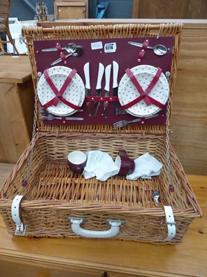 Lot 5276 - Wicker picnic basket