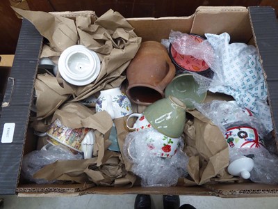 Lot 5290 - Box containing studio pottery plus Portmeirion...