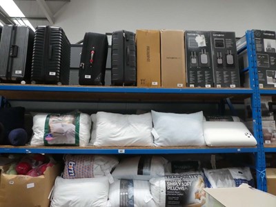 Lot 3222 - Shelf of loose bedding pillows