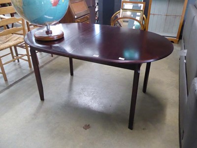 Lot 5318 - Reproduction mahogany extending dining table
