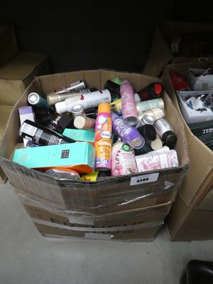 Lot 3286 - Large box of toiletries and cosmetics