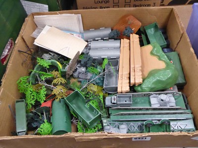 Lot 5421 - Box containing railway scenery