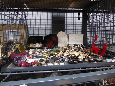 Lot 5523 - Cage containing a qty of costume jewellery