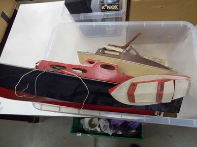 Lot 5468 - Box containing pond yachts