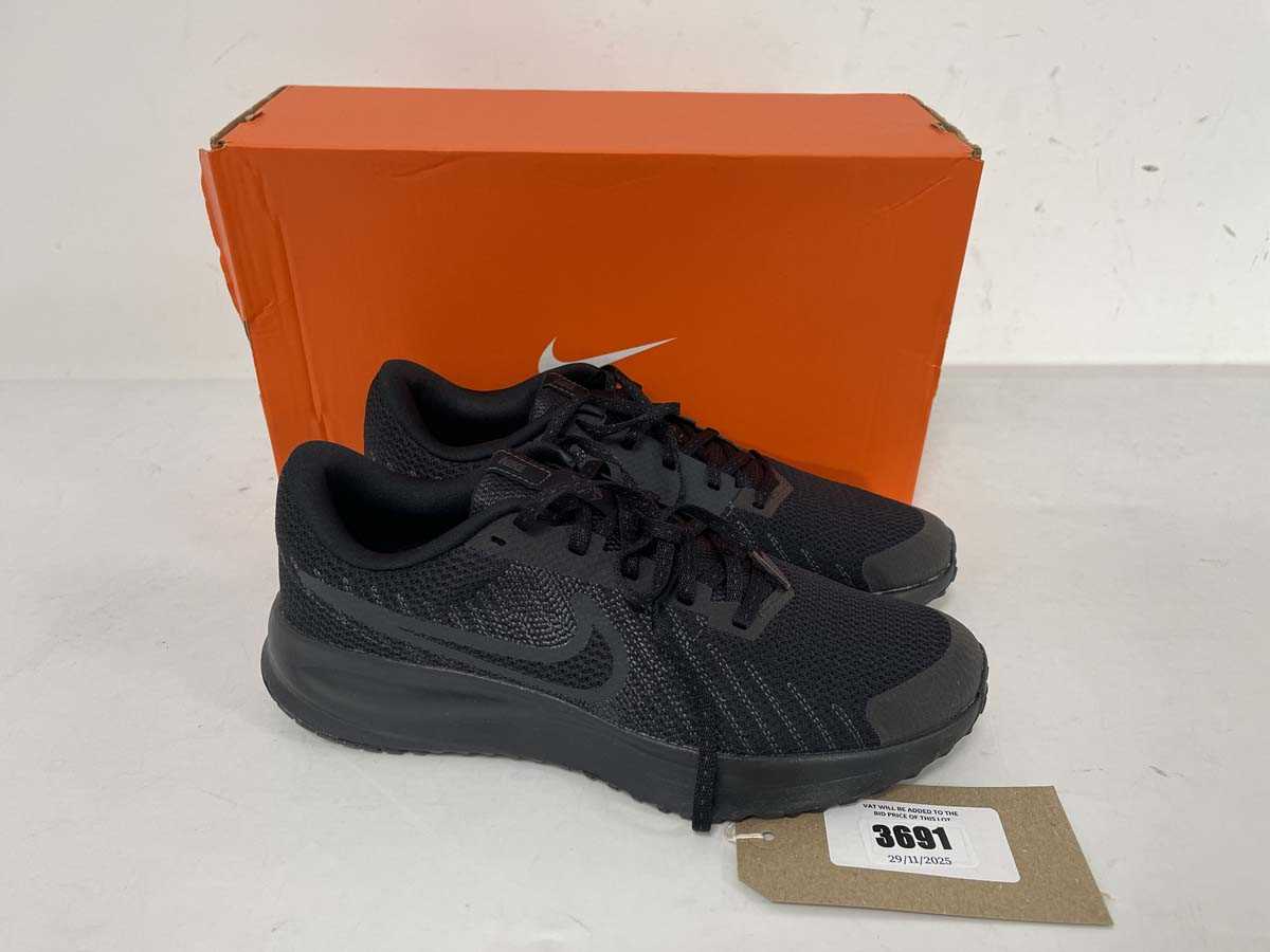 Lot 3691 - Nike run defy trainers in black size UK7.5 -...