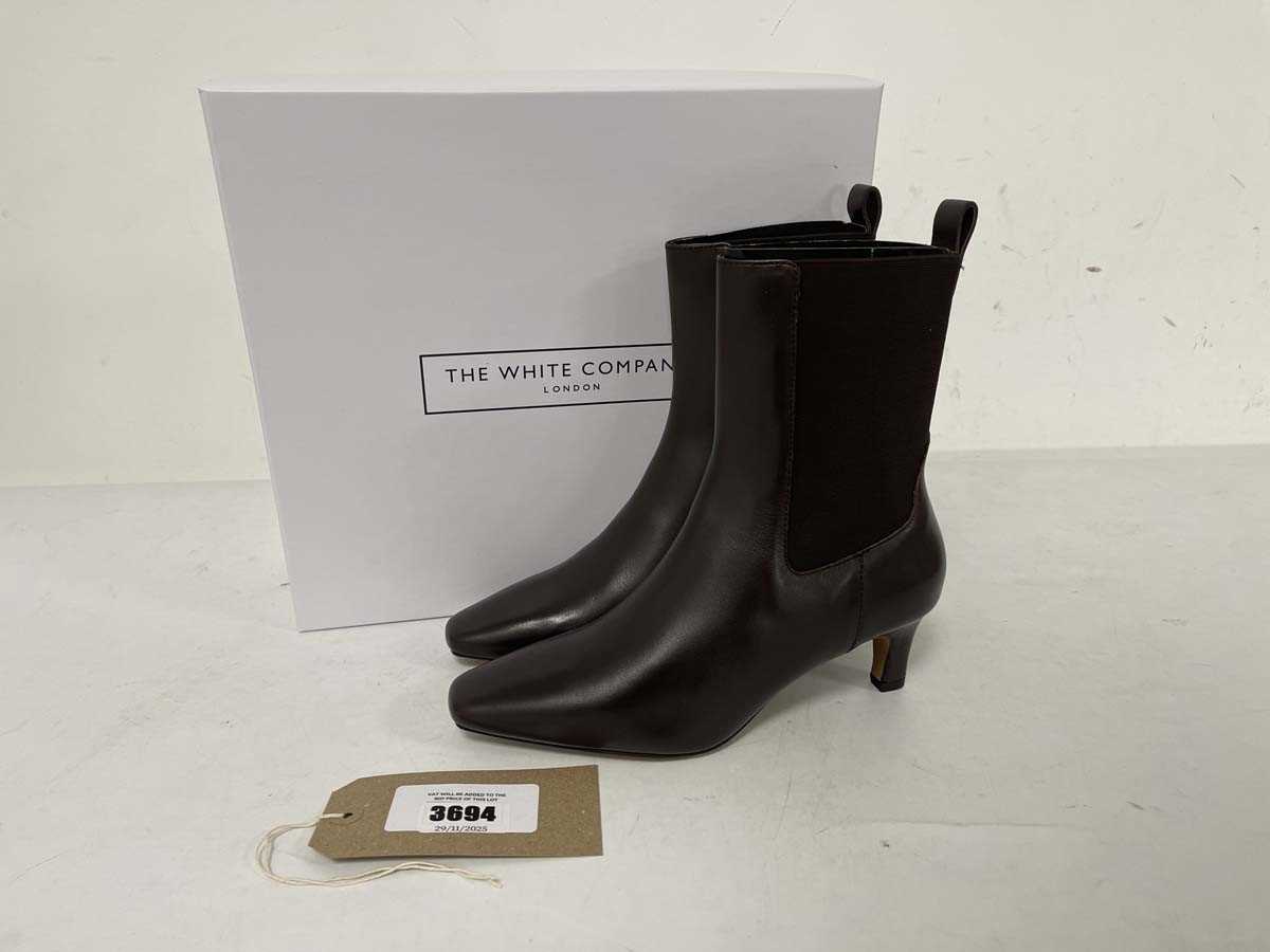 Lot 3694 - The White Company London leather kitten heel...