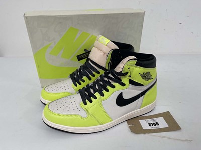 Lot 3700 - Nike air jordan 1 retro high OG trainers in...