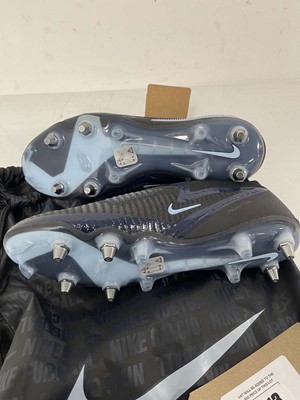Lot 3713 - Nike phantom football boots in black size UK9 -...