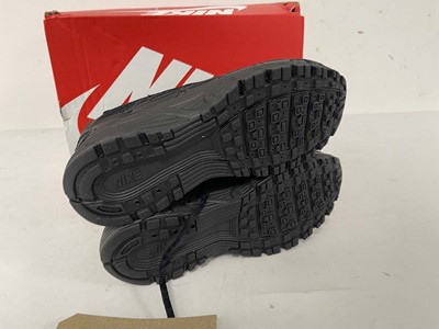 Lot 3722 - Nike children's P-6000 trainers in black size...
