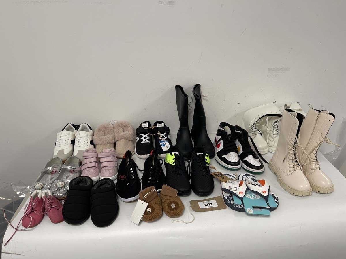 Lot 3732 - 13x Pairs of children's shoes in various...