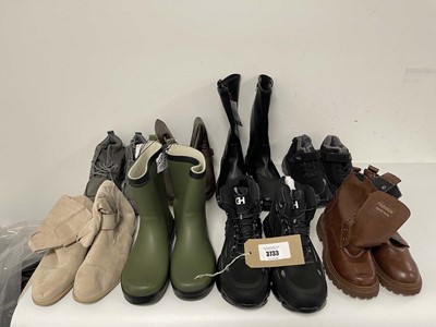 Lot 3733 - 8x Pairs of boots in various styles to include...