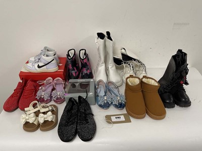 Lot 3762 - 12x Pairs of children's shoes in various...