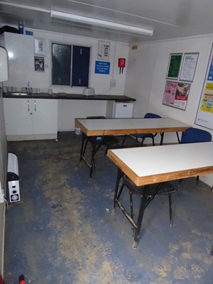 Lot 4011 - 32ft x 10ft blue corrugated steel site canteen...