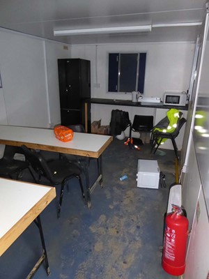 Lot 4011 - 32ft x 10ft blue corrugated steel site canteen...