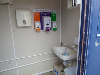 Lot 4019 - 20ft x 9ft 6 inch blue corrugated steel jack...