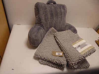 Lot 3439 - x2 bath mats and a decorative pillow
