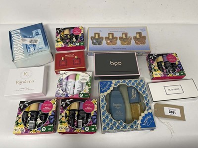 Lot 3561 - 12x Various perfume gift sets to include...