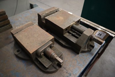 Lot 26 - 2x heavy machine vices