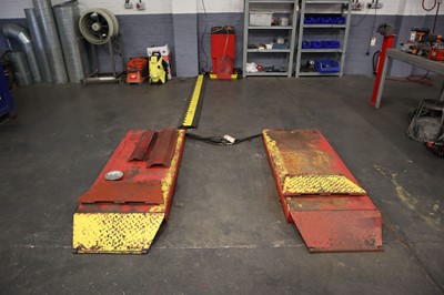 Lot 11 - Floor mounted hydraulic vehicle lift with 3...