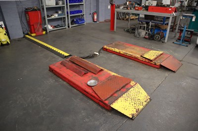 Lot 11 - Floor mounted hydraulic vehicle lift with 3...