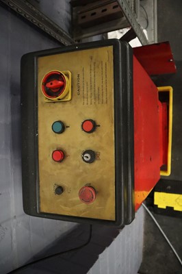 Lot 11 - Floor mounted hydraulic vehicle lift with 3...