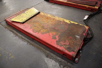 Lot 11 - Floor mounted hydraulic vehicle lift with 3...