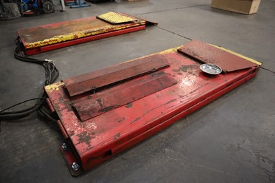 Lot 11 - Floor mounted hydraulic vehicle lift with 3...