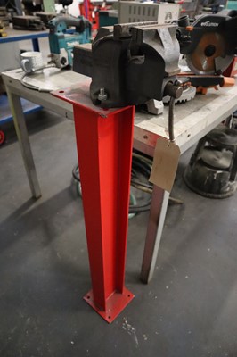 Lot 48 - Record 1 tonne engineer's vice on pedestal