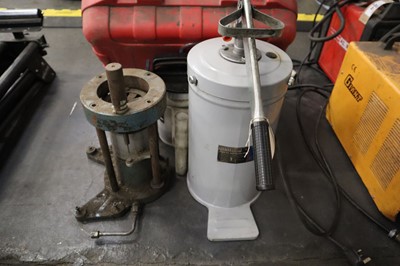 Lot 67 - 2x hydraulic brake bleeding units, together...