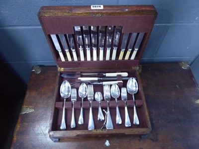 Lot 5026 - (1) Canteen of Old English patterned cutlery