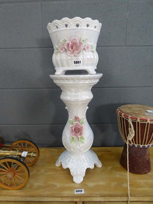 Lot 5051 - Lustre ware jardinière and stand