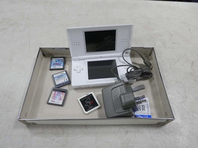 Lot 2069 - Nintendo DS with 3 unboxed games - Adventure...