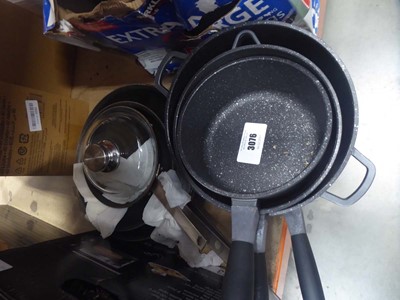 Lot 3076 - Loose pots and pans