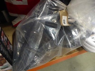 Lot 3102 - 2 bags of clothes hangers