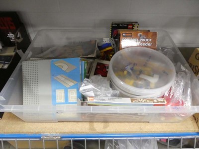 Lot 2120 - Box containing various Lego items