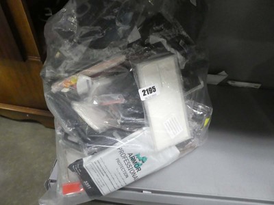 Lot 2195 - Bag containing various phone cases