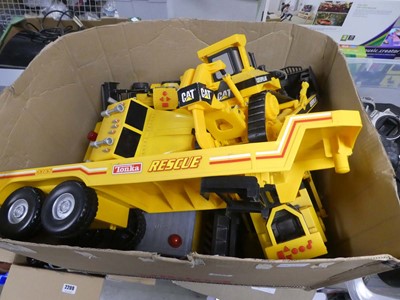 Lot 2206 - Box containing various Tonka toys