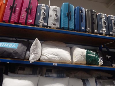 Lot 3279 - Bay of bedding pillows